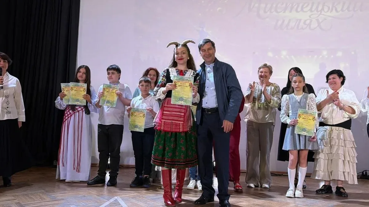 Учасники фестивалю «Мистецький шлях» виступають на сцені у Палаці мистецтв у Львові 4