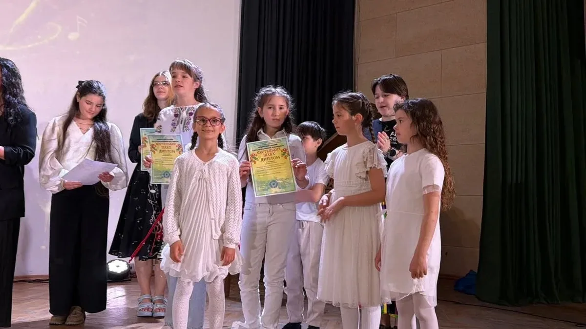 Учасники фестивалю «Мистецький шлях» виступають на сцені у Палаці мистецтв у Львові 5