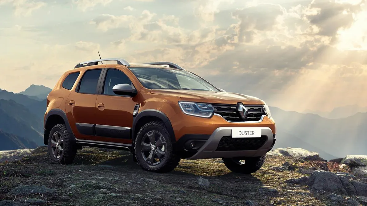 Кросовер Renault Duster білого кольору, припаркований на дорозі в місті 1