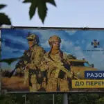 Логотип Служби безпеки України на екрані телефону або комп'ютера на фоні Херсонщини