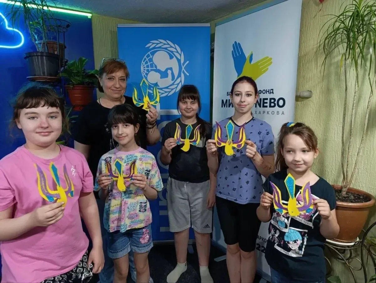 Діти та дорослі беруть участь у вікторині до Дня Конституції України в одній з бібліотек Херсона 1