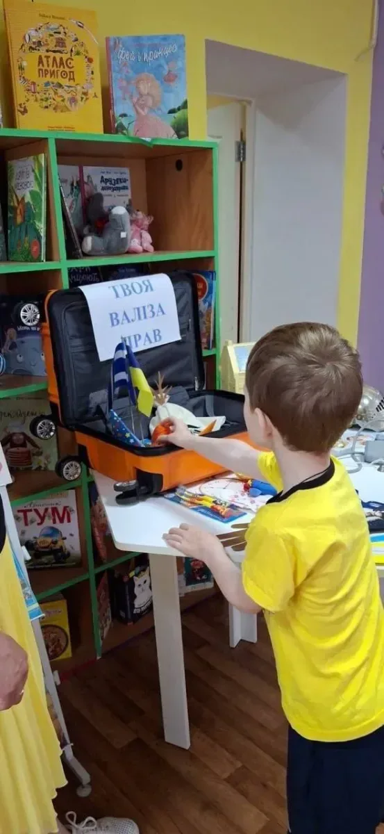 Діти та дорослі беруть участь у вікторині до Дня Конституції України в одній з бібліотек Херсона 2