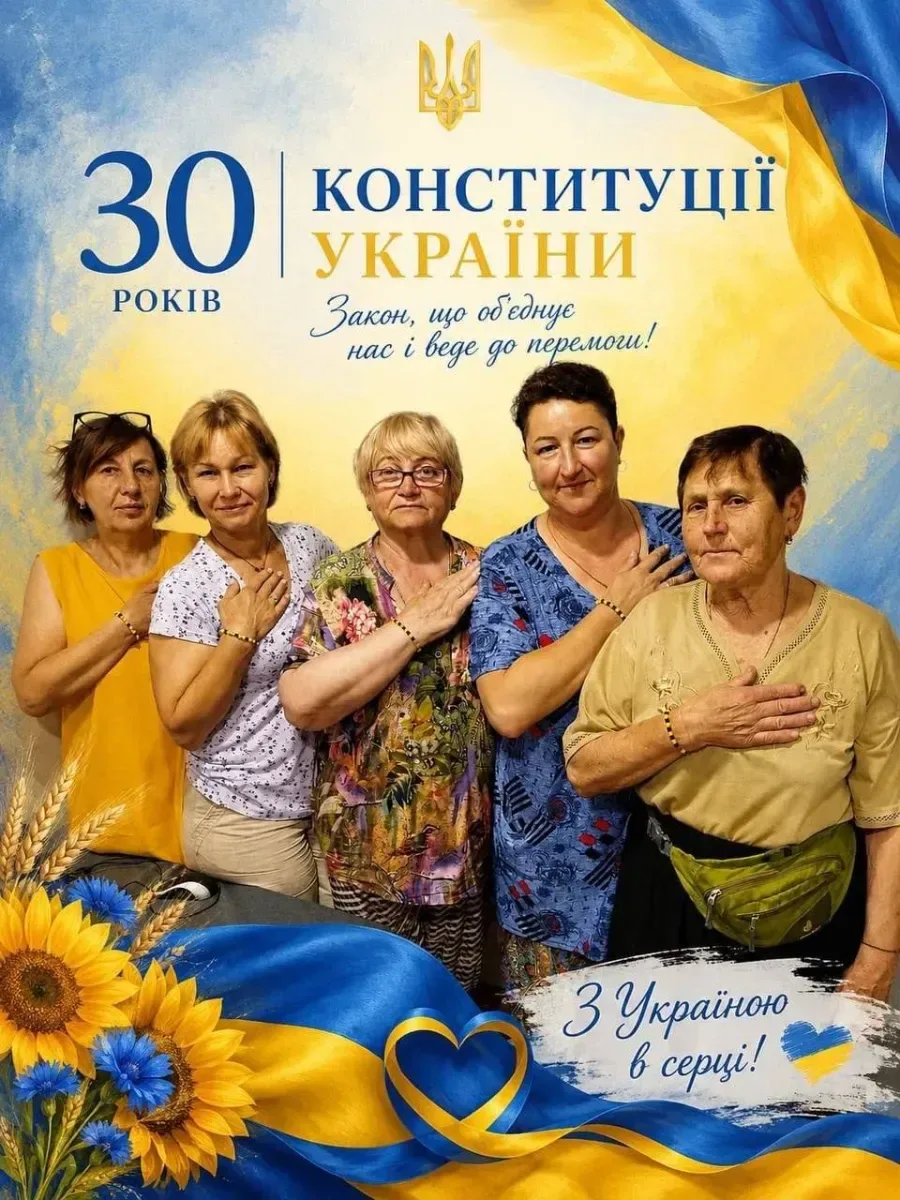 Діти та дорослі беруть участь у вікторині до Дня Конституції України в одній з бібліотек Херсона 6