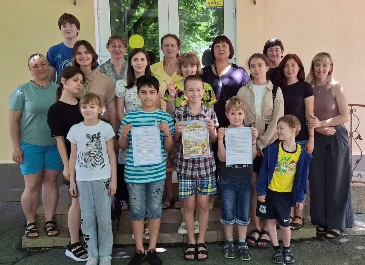 Діти та дорослі беруть участь у вікторині до Дня Конституції України в одній з бібліотек Херсона 9