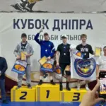 Два борці Олександр Ліньков та Олександр Баіров на п'єдесталі під час нагородження на змаганнях з вільної боротьби.