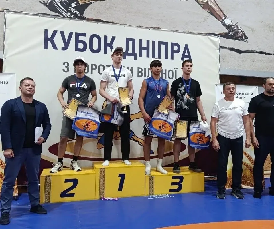 Два борці Олександр Ліньков та Олександр Баіров на п'єдесталі під час нагородження на змаганнях з вільної боротьби. 1