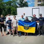 Новий автомобіль для комунальників ХОКАРС на тлі будівлі