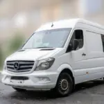 Дві карети швидкої медичної допомоги стоять біля будівлі в Херсоні, символізуючи допомогу від Данії