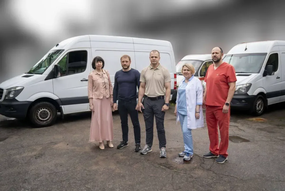 Дві карети швидкої медичної допомоги стоять біля будівлі в Херсоні, символізуючи допомогу від Данії 5
