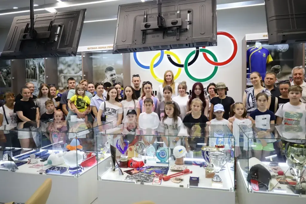 Херсонські родини-ВПО відвідали НОК у Дніпрі та зустрілись з олімпійською чемпіонкою