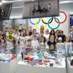 Діти та підлітки з Херсона беруть участь у спортивних змаганнях на стадіоні в Дніпрі, поряд стоять дорослі