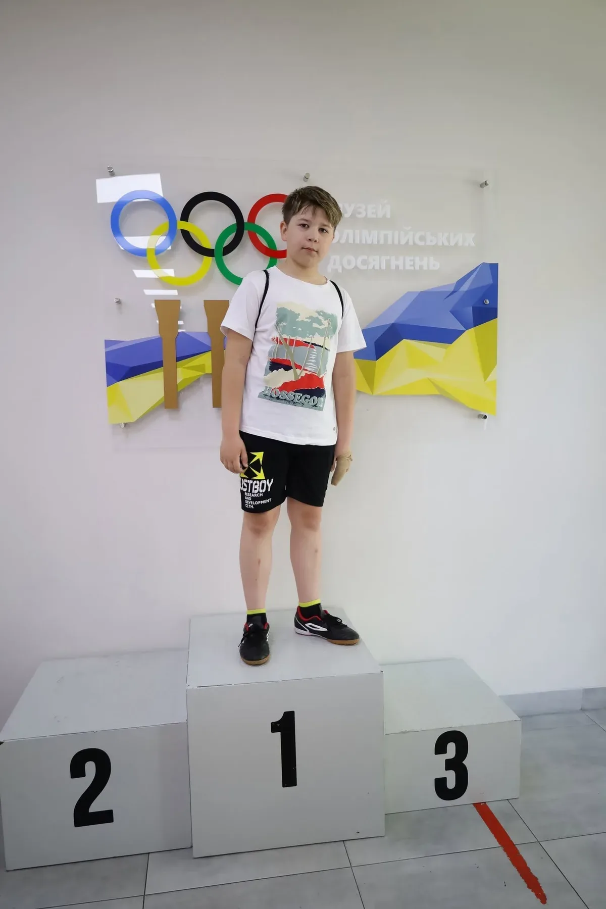 Діти та підлітки з Херсона беруть участь у спортивних змаганнях на стадіоні в Дніпрі, поряд стоять дорослі 2