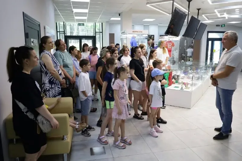 Діти та підлітки з Херсона беруть участь у спортивних змаганнях на стадіоні в Дніпрі, поряд стоять дорослі 3