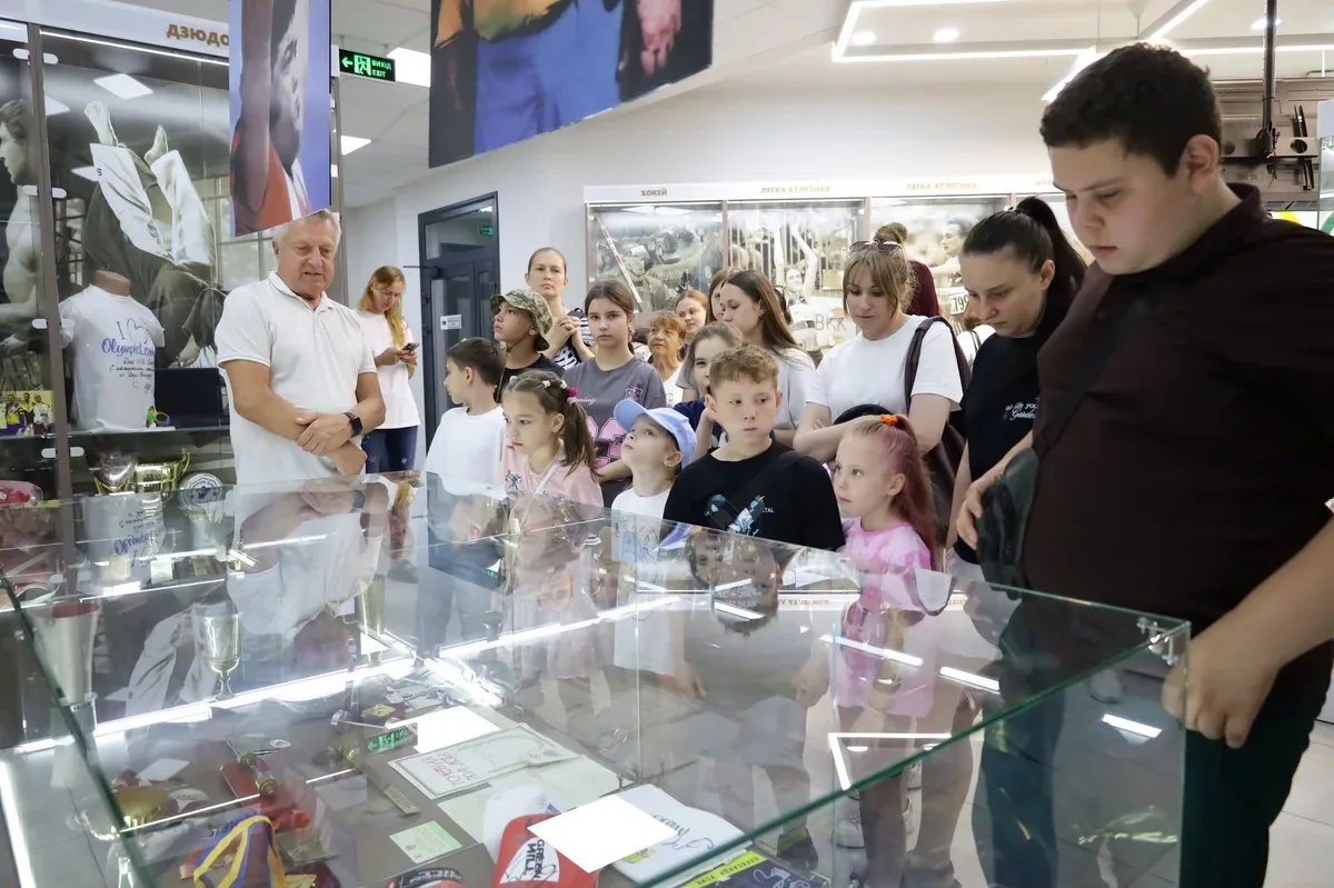 Діти та підлітки з Херсона беруть участь у спортивних змаганнях на стадіоні в Дніпрі, поряд стоять дорослі 4