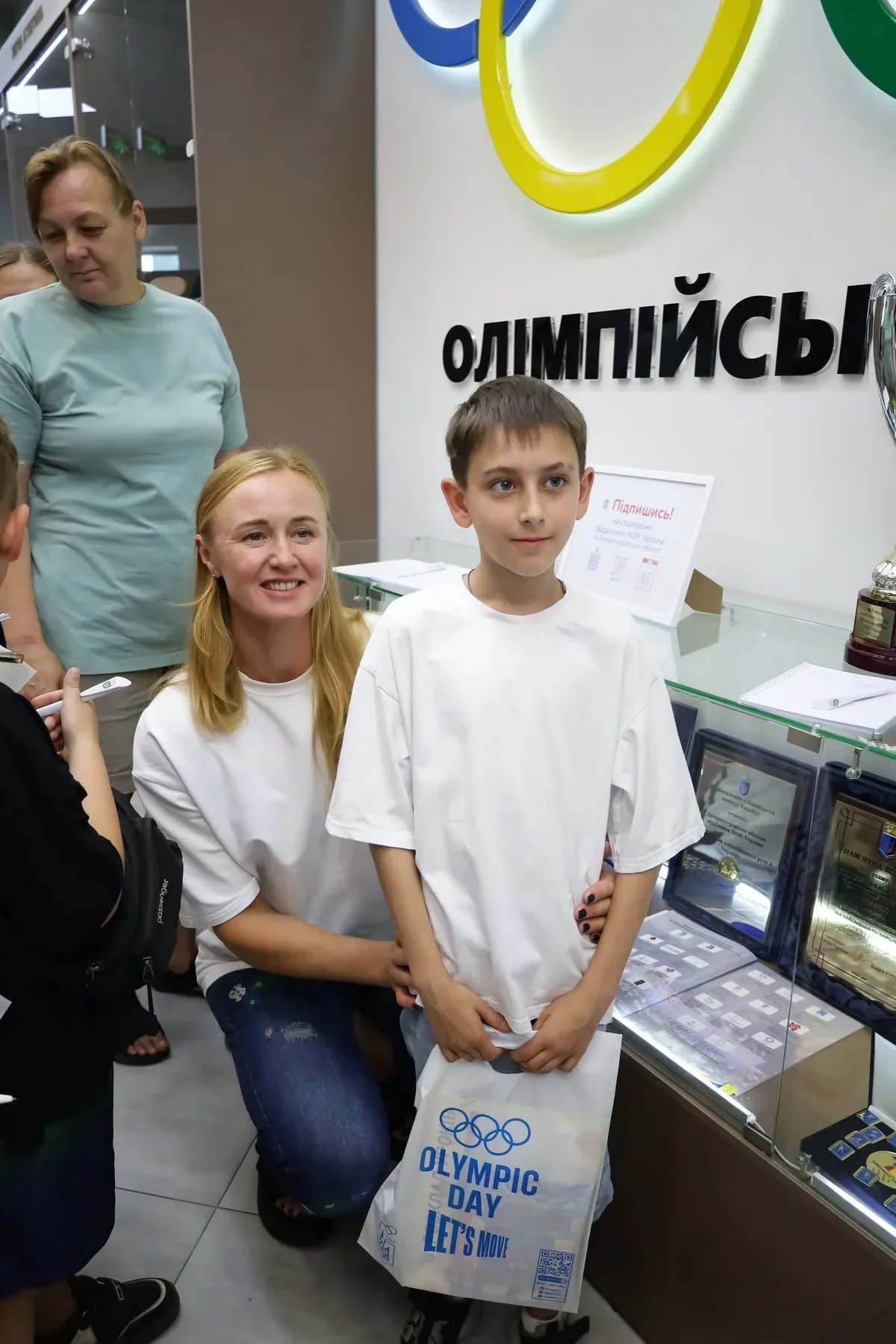 Діти та підлітки з Херсона беруть участь у спортивних змаганнях на стадіоні в Дніпрі, поряд стоять дорослі 5