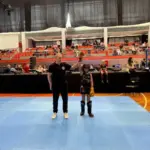Юні херсонські спортсмени з бойових мистецтв тримають свої нагороди та медалі після Чемпіонату України