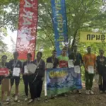 Херсонські спортсмени святкують перемогу на чемпіонаті України з гірського туризму.