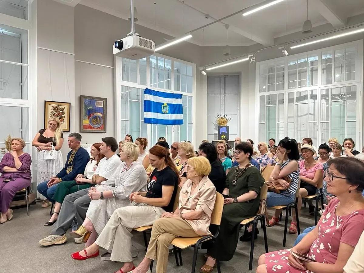 Михайло Линецький виступає на сцені Шевченко-Рок-Фесту в Одесі, біля мікрофона 1