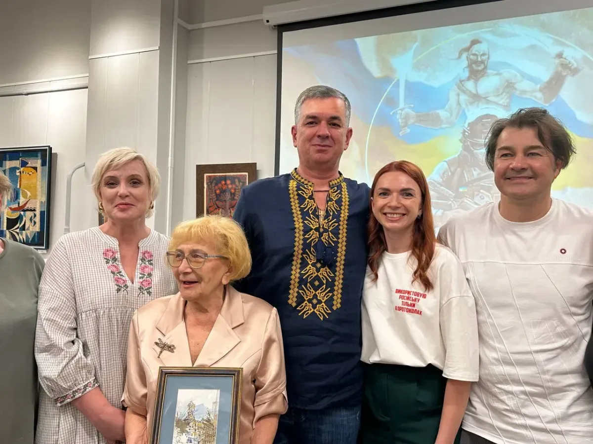Михайло Линецький виступає на сцені Шевченко-Рок-Фесту в Одесі, біля мікрофона 2