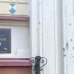 Знак «Блакитний щит» на фасаді пошкодженої будівлі Херсонського краєзнавчого музею
