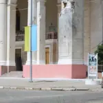 Пошкоджений фасад Херсонського театру імені Миколи Куліша після російських обстрілів