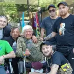 Херсонський волонтер Григорій Янченко, відомий як Дядя Гриша, передає дрони українським військовим.