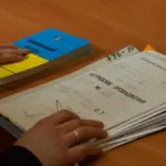 Поліцейська машина біля будинку в Херсоні, яка символізує розслідування кримінальної справи