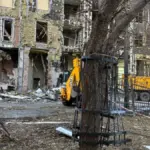 Волонтери прибирають наслідки атаки на кіностудії Довженка 19 червня 5
