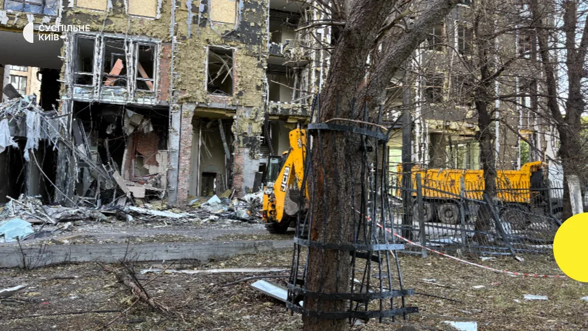 Волонтери прибирають наслідки атаки на кіностудії Довженка 19 червня 5