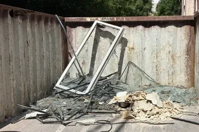 Волонтери прибирають наслідки атаки на кіностудії Довженка 19 червня 2