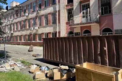 Волонтери прибирають наслідки атаки на кіностудії Довженка 19 червня 3