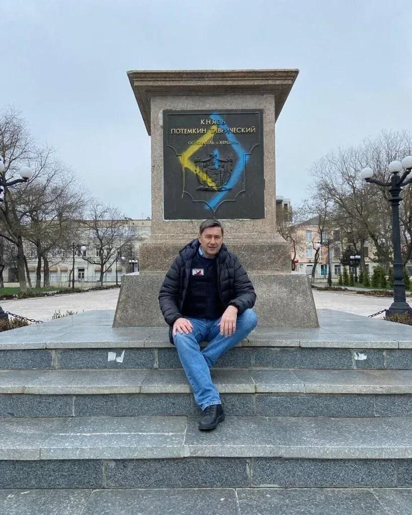 Сцена Херсонського театру Куліша під час вистави, яка викликає критику. 3