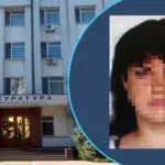 Символічне зображення правосуддя або судових документів на фоні зруйнованого Херсона, що ілюструє заочну підозру колаборантці.