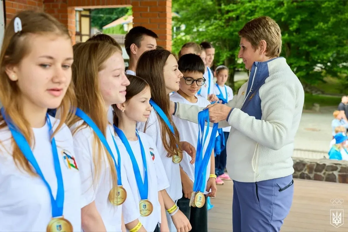 Команда Херсонщини з кубками після перемоги на спортивно-пізнавальному заході НОК України 2