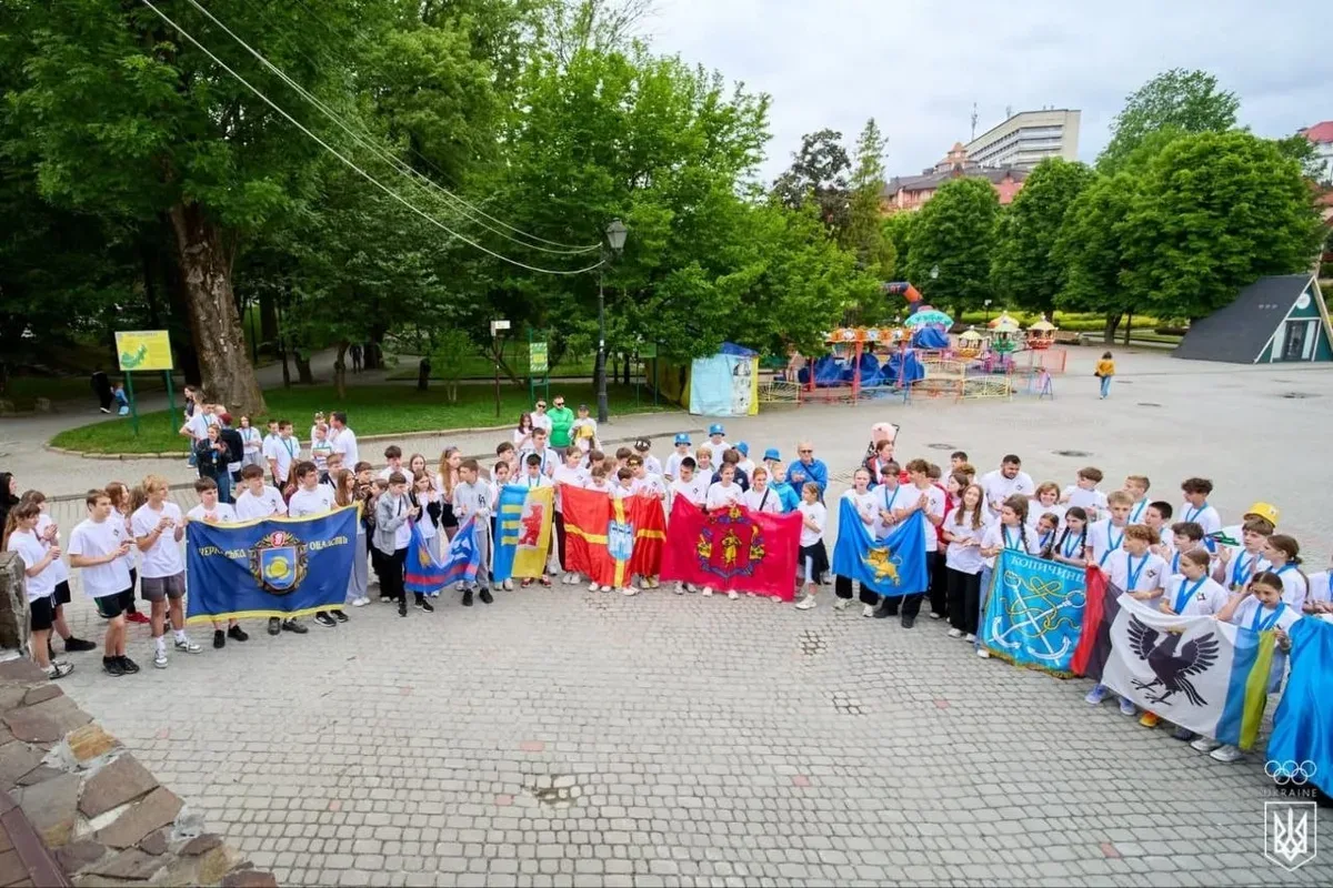 Команда Херсонщини з кубками після перемоги на спортивно-пізнавальному заході НОК України 3