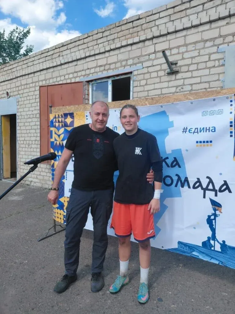 Команда Великоолександрівської громади святкує перемогу у Кубку Херсонщини з футболу на стадіоні 2