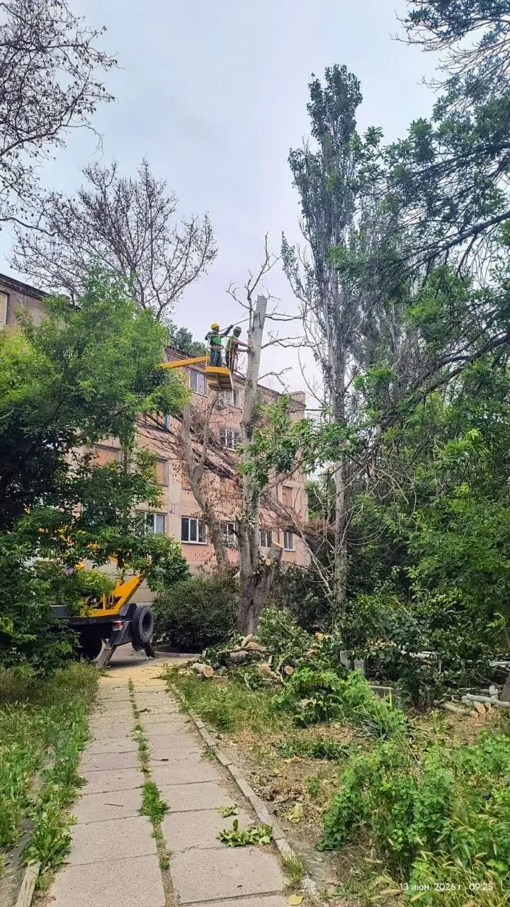 Комунальники Херсона працюють над благоустроєм міста, прибираючи вулиці та ліквідуючи наслідки обстрілів. 1