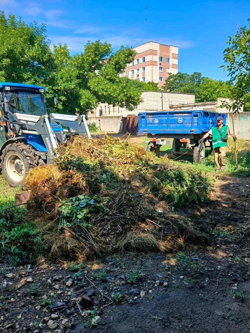 Комунальники Херсона працюють над благоустроєм міста, прибираючи вулиці та ліквідуючи наслідки обстрілів. 2