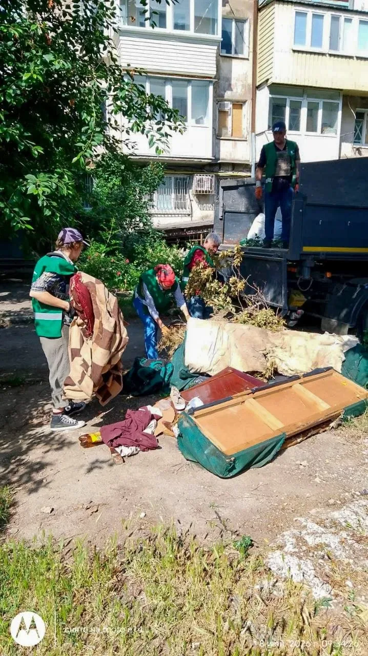 Комунальники Херсона працюють над благоустроєм міста, прибираючи вулиці та ліквідуючи наслідки обстрілів. 4
