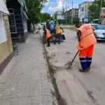 Комунальники Херсона проводять ремонт дороги та закладають вікна мішками з піском у закладах соцсфери