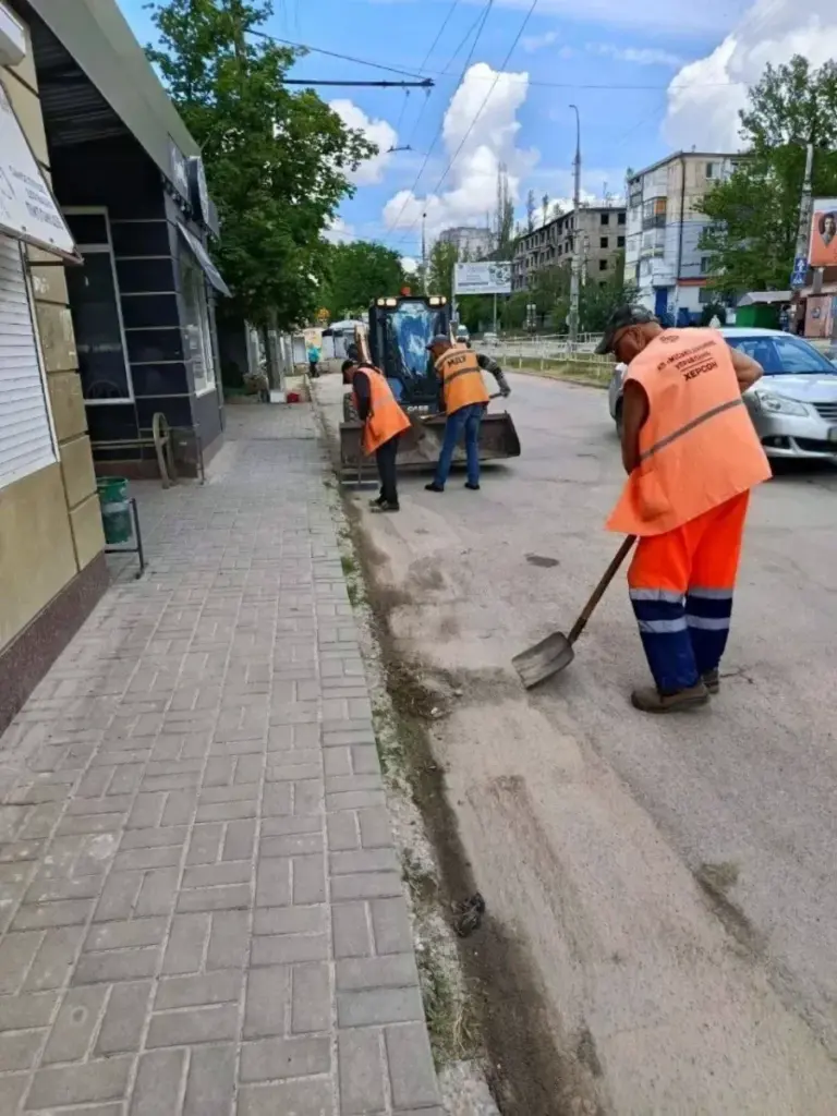 Комунальники Херсона відремонтували дороги та захищали вікна закладів соцсфери