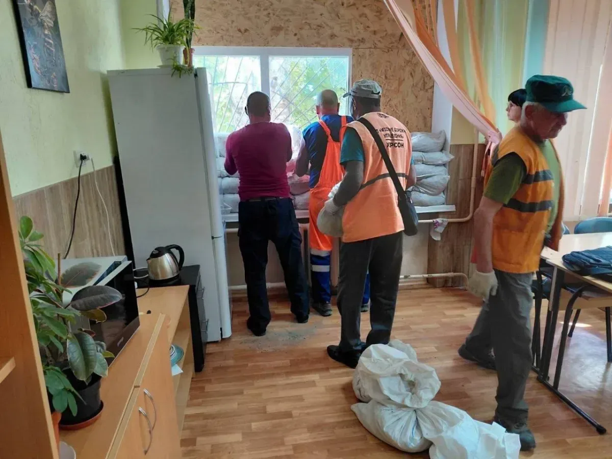 Комунальники Херсона проводять ремонт дороги та закладають вікна мішками з піском у закладах соцсфери 1