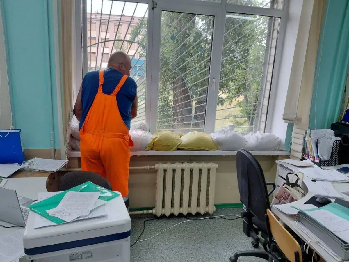 Комунальники Херсона проводять ремонт дороги та закладають вікна мішками з піском у закладах соцсфери 2