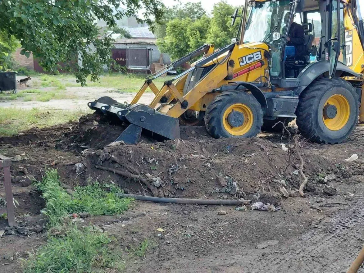Комунальники Херсона проводять ремонт дороги та закладають вікна мішками з піском у закладах соцсфери 4