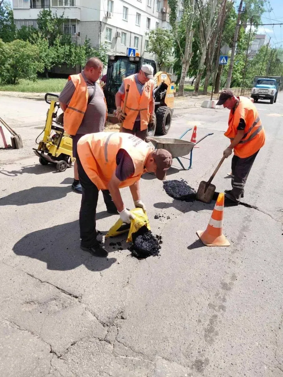 Комунальники Херсона проводять ремонт дороги та закладають вікна мішками з піском у закладах соцсфери 6