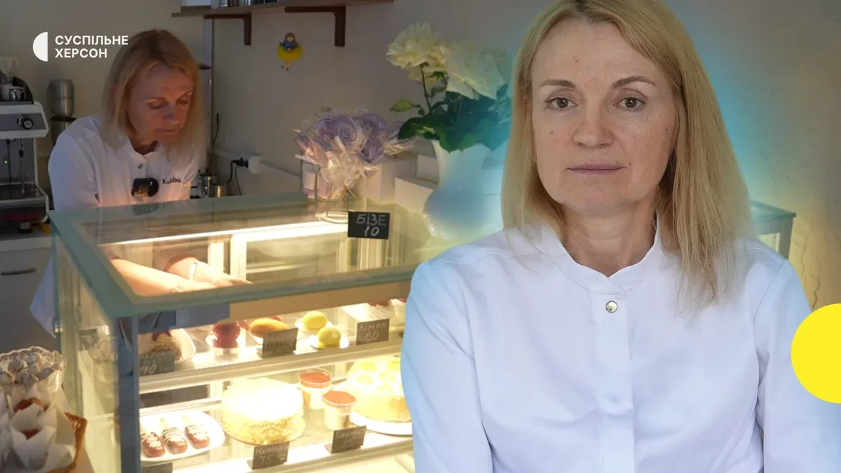 Тетяна Насонова у своїй кав'ярні в Херсоні, за прилавком, посміхається, навколо випічка. 5