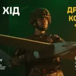 Оператор керує роботизованою платформою на полігоні під час військових навчань.