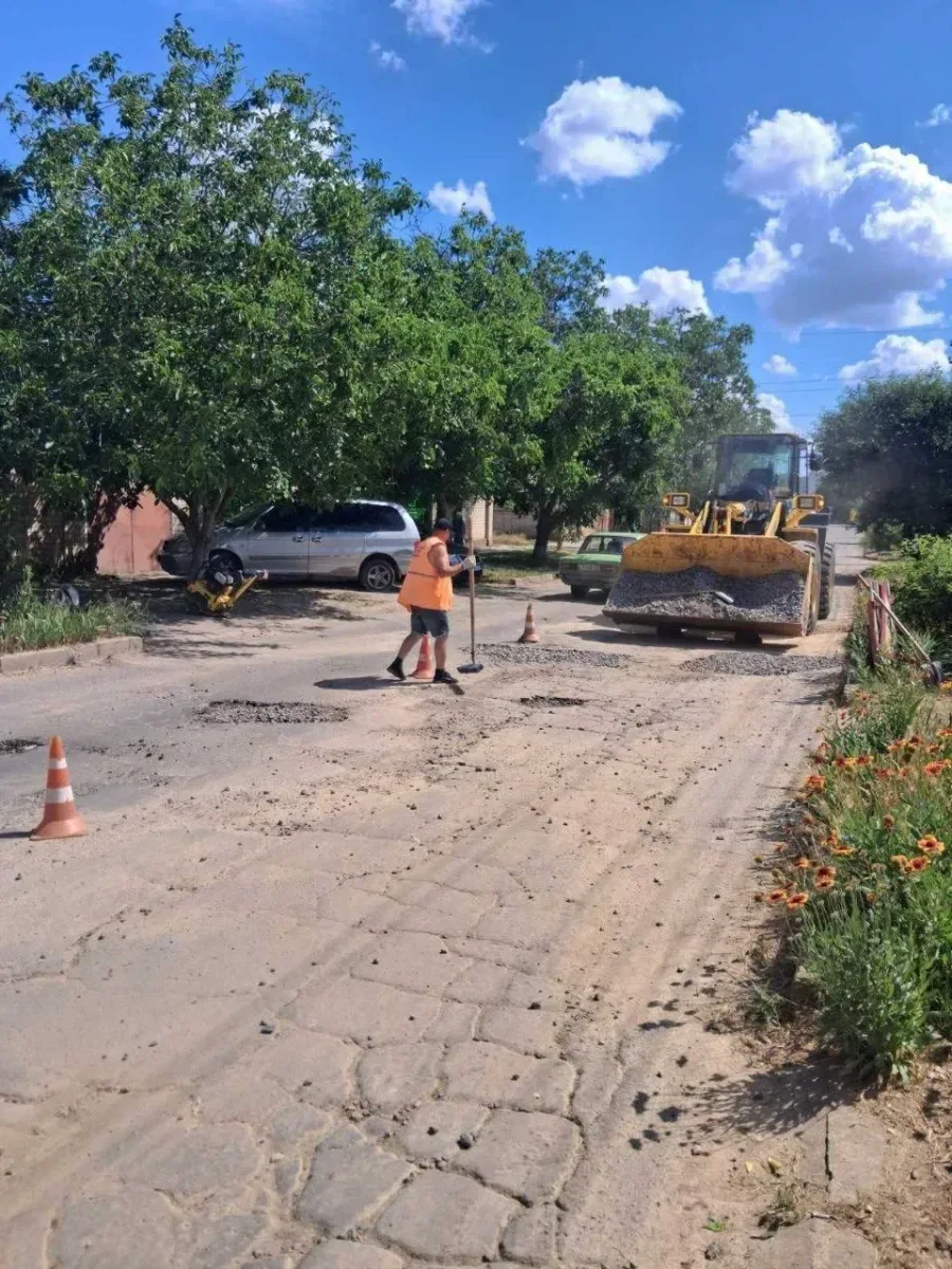Працівники комунального підприємства ремонтують дорогу в Херсоні 4