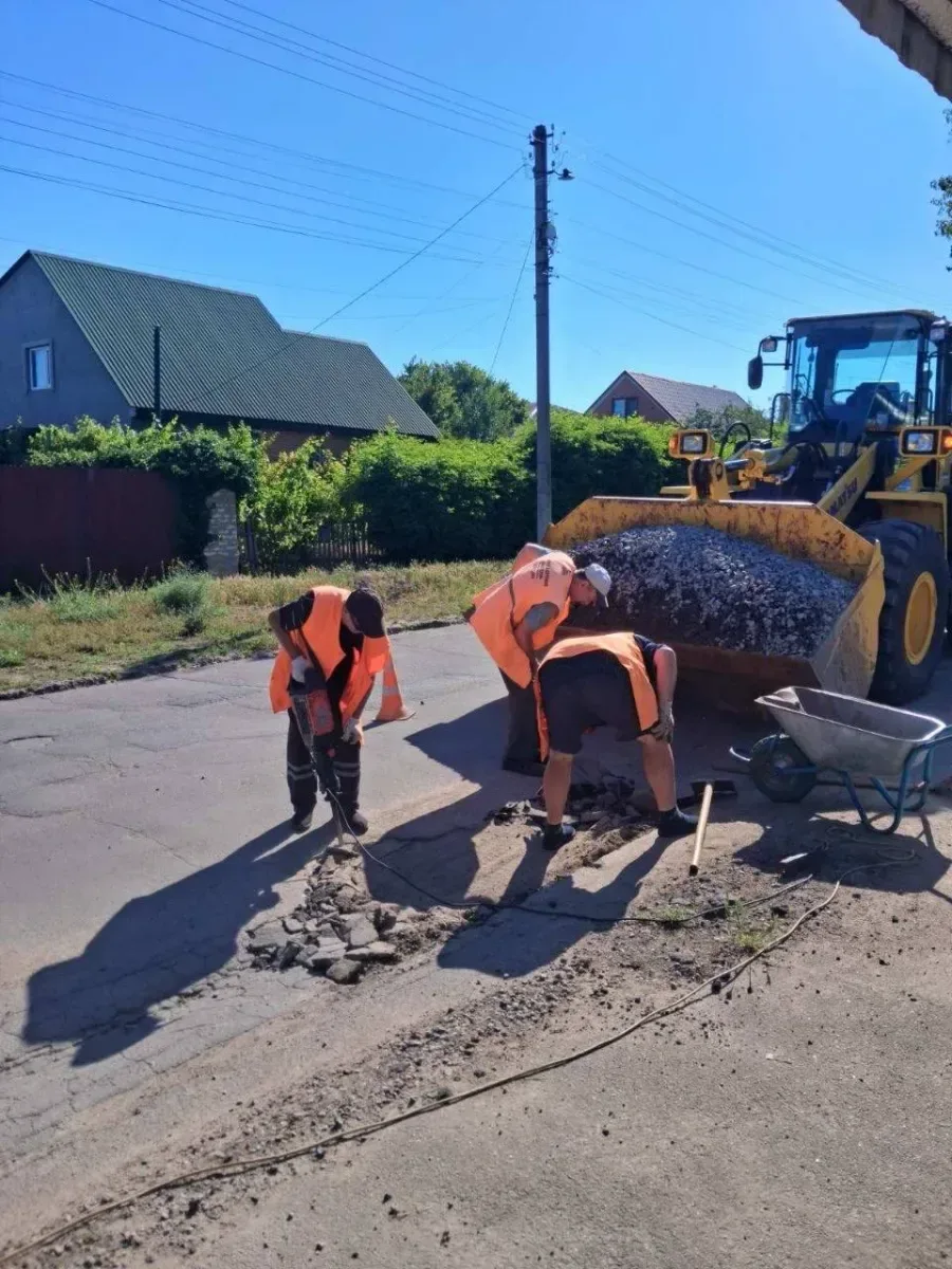 Працівники комунального підприємства ремонтують дорогу в Херсоні 5