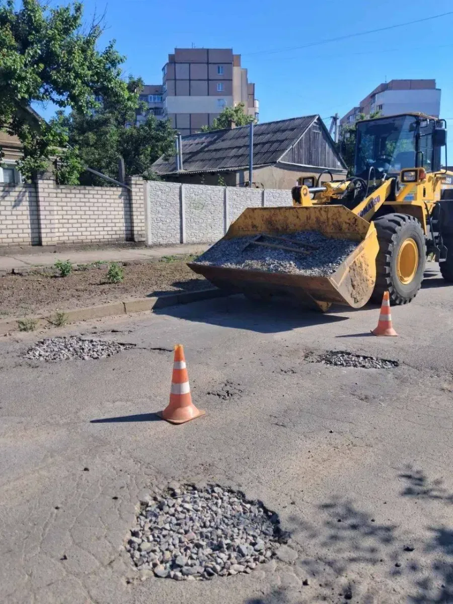 Працівники комунального підприємства ремонтують дорогу в Херсоні 7